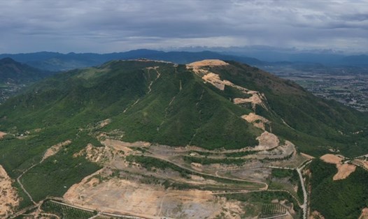 Núi Chín Khúc nhìn từ trung tâm TP.Nha Trang (ảnh chụp sáng 9.6.2021). Ảnh: Lao Động