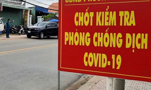 Bình Dương triển khai các chốt kiểm soát phòng, chống dịch COVID-19 trên các tuyến giao thông đường bộ kết nối với Đồng Nai, Thành phố Hồ Chí Minh. Ảnh: Đình Trọng