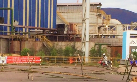 Người dân rào tre chặn xe ra vào nhà máy thép Hòa Phát -Dung Quất. Ảnh: Thanh Chung