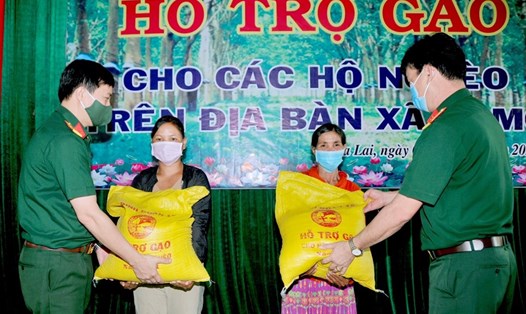 Binh đoàn 15 tặng gạo cứu trợ cho người dân xã biên giới Ia Mơr, huyện Chư Prông. Ảnh LT