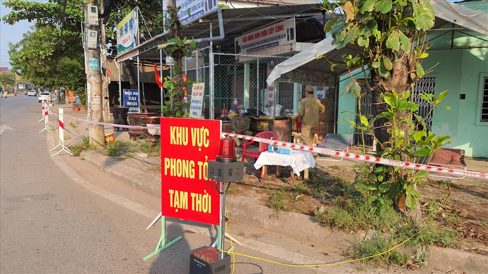 Một khu vực bị phong tỏa tạm thời do dịch COVID-19 trên địa bàn Quảng Trị. Ảnh: Minh Thành
