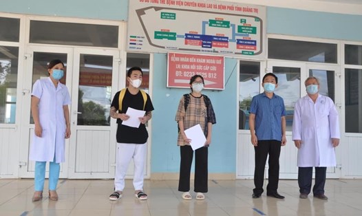 2 bệnh nhân mắc COVID-19 được ghi nhận tại Quảng Trị xuất viện trong ngày 9.6. Ảnh: Sở Y Tế QT.