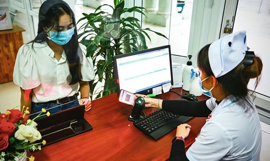 Người dân tại Quảng Nam sử dụng hình ảnh thẻ BHYT trên ứng dụng VssID để khám chữa bệnh BHYT. Ảnh: Thanh Dũng