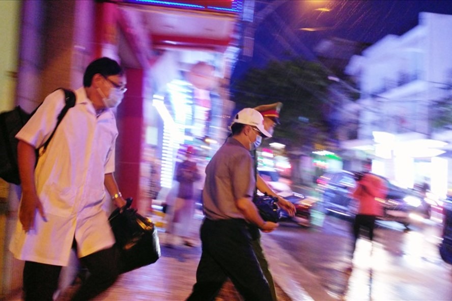 Ông Lê Đức Vinh được đưa ra từ nhà riêng sau khi Cơ quan công an thực hiện xong lệnh khám xét. Ảnh: Phương Linh