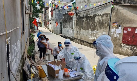 Lấy mẫu xét nghiệm COVID-19 trong các khu dân cư ở tỉnh Bắc Giang. Ảnh: Bộ Y tế