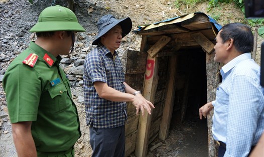Đoàn công tác liên ngành tỉnh Quảng Nam kiểm tra hiện trường hầm khai thác vàng trái phép. Ảnh: Thanh Chung