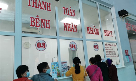 Người nhà bệnh nhân làm thủ tục thanh toán BHYT. Ảnh: Hà Anh