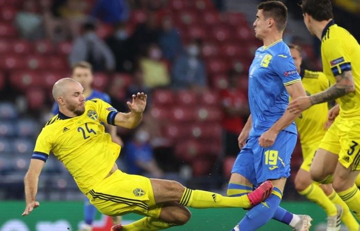 Chân của Artem Biesiedin đội Ukraine suýt bị gãy gập sau pha vào bóng của Danielson. Ảnh: AFP.