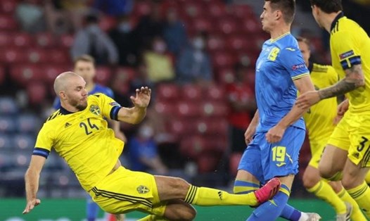 Chân của Artem Biesiedin đội Ukraine suýt bị gãy gập sau pha vào bóng của Danielson. Ảnh: AFP.