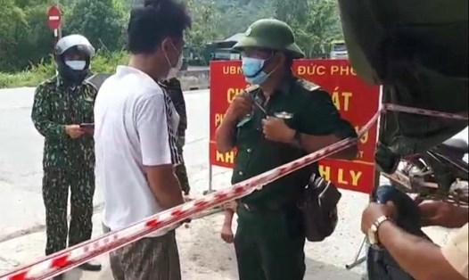 Thanh niên bị lực lượng chốt kiểm dịch bắt quả tang tàng trữ ma túy. Ảnh: Nguyễn Minh