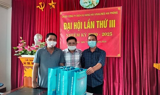 Thừa ủy quyền của Công đoàn Tổng Công ty Hàng hải Việt Nam, Công đoàn Công ty DVHH Vinalines Hải Phòng đã trao quà tới gia đình các cháu bị dị tật bẩm sinh tại đơn vị. Ảnh: CĐHH