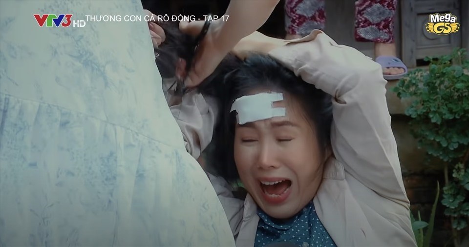 Lê Phương cắt tóc trong "Thương con cá rô đồng". Ảnh: POPS. Lê Phương cắt tóc trong "Thương con cá rô đồng". Ảnh: POPS.
