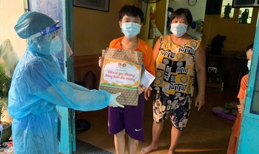 Thanh niên Đà Nẵng tặng quà học sinh khu cách ly, thí sinh thi THPT. Ảnh: TĐ