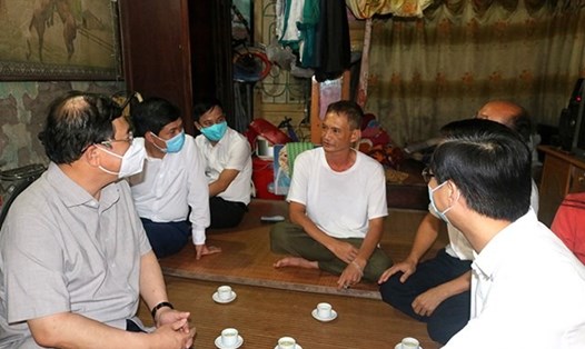 Anh Hà kể lại khoảnh khắc kịp thời hứng đỡ được bé gái 4 tuổi rơi từ lan can tầng 2 với lãnh đạo tỉnh Nam Định. Ảnh: CTV.