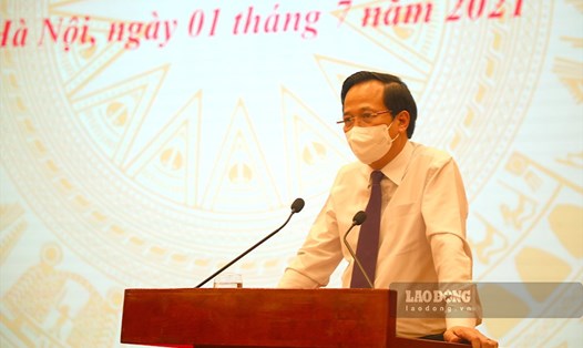 Bộ trưởng Bộ Lao động Thương binh và Xã hội (LĐTBXH) Đào Ngọc Dung thông tin về gói hỗ trợ 26.000 tỉ với người lao động. Ảnh: Trần Vương