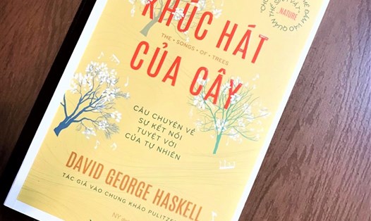 Tác giả David Haskell giới thiệu đến độc giả Việt Nam cuốn sách "Khúc hát của cây". Ảnh: LĐ