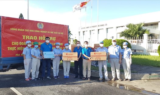 Lãnh đạo Công đoàn Các khu công nghiệp và chế xuất Hà Nội trao quà cho công nhân Công ty SEI. Ảnh: CĐCC