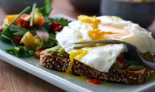 Bổ sung protein và chất xơ cho bữa sáng để giảm mỡ bụng hiệu quả. Ảnh: Bright Side