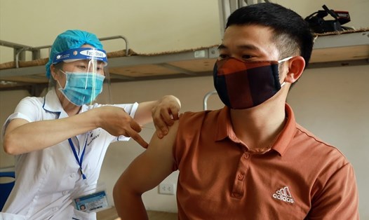 Cán bộ y tế tiêm vaccine COVID-19 cho người dân. Ảnh: Hải Nguyễn