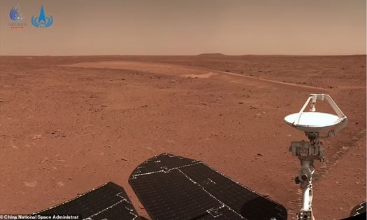 Tàu thăm dò Chúc Dung chụp ảnh bề mặt sao Hỏa. Ảnh: CNSA