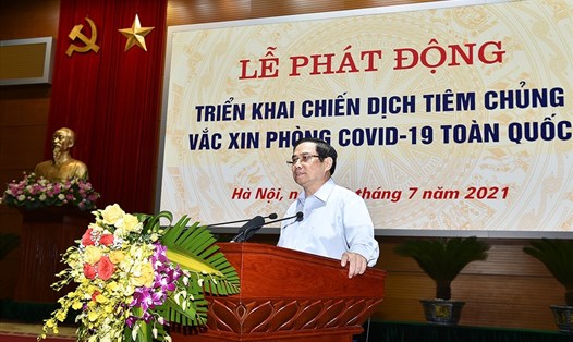 Thủ tướng Phạm Minh Chính phát động triển khai Chiến dịch tiêm chủng vaccine phòng chống COVID-19 trên toàn quốc.  Ảnh: VGP/Nhật Bắc