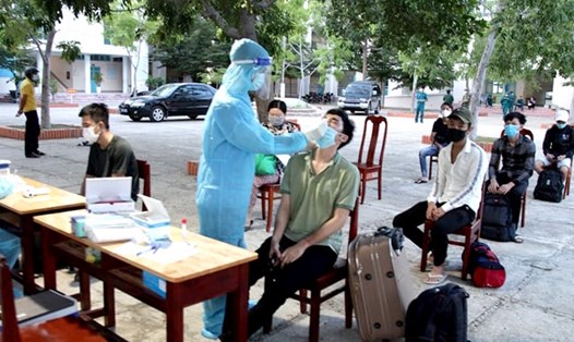 Ngành Y tế Ninh Thuận lấy mẫu xét nghiệm với những người trở về từ TPHCM. Ảnh: Thanh Sơn.