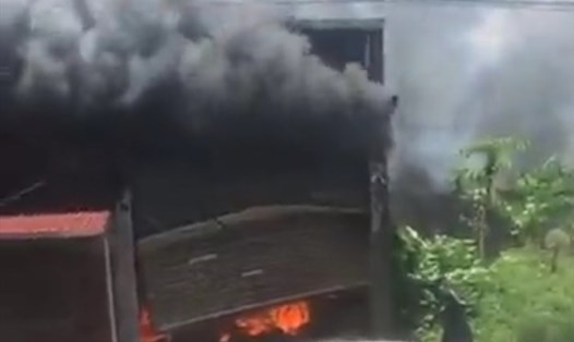 Ngọn lửa bùng lên từ xưởng chứa vật liệu nằm trên địa bàn khu chung cư Hoàng Mai (Đồng Thái, An Dương, Hải Phòng). Ảnh CTV
