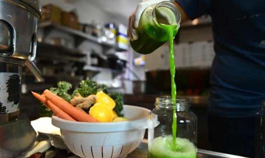 "Phương pháp detox" đang rất phổ biến là uống nước trái cây hỗn hợp. Ảnh: AFP/Getty Images.