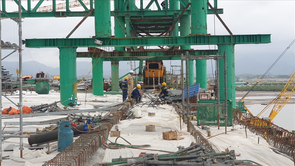 Thi công cầu Cửa Lục 1. Ảnh: Nguyễn Hùng