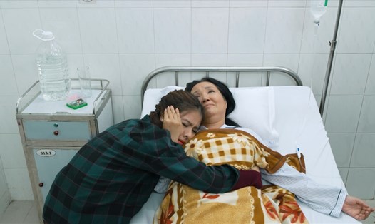 Vân Trang bán trang sức lo cho mẹ trong tập mới "Canh bạc tình yêu". Ảnh: ĐPCC.