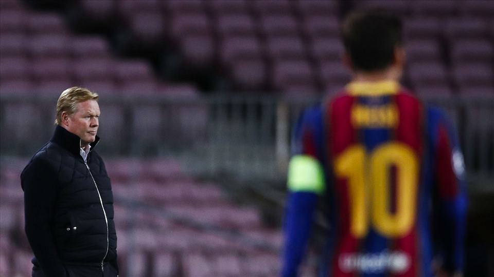 Huấn luyện viên Ronald Koeman vẫn đang mỏi mòn chờ Lionel Messi chính thức ký hợp đồng mới. Ảnh: Barcelona