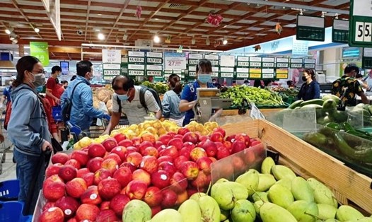 Lượng hàng hóa, rau quả tại siêu thị Saigon Co.opmart (TPHCM) dồi dào. Ảnh: Tấn Thanh