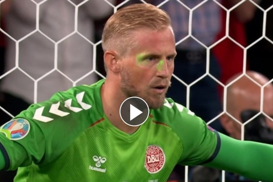 Kasper Schmeichel bị chiếu laser vào mắt trong trận bán kết giữa Anh và Đan Mạch. Ảnh: Chụp màn hình