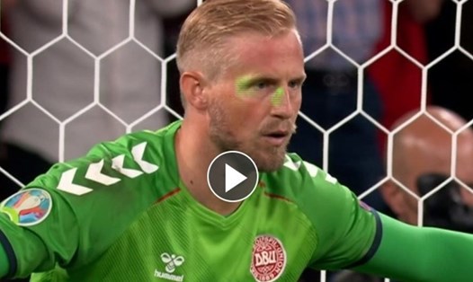 Kasper Schmeichel bị chiếu laser vào mắt trong trận bán kết giữa Anh và Đan Mạch. Ảnh: Chụp màn hình