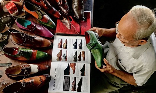 Nghệ nhân đóng giày 90 tuổi Trịnh Ngọc ở TP.Hồ Chí Minh.