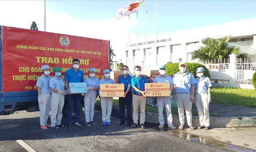 Chiều 9.7, Công đoàn Các khu công nghiệp - chế xuất Hà Nội đã trao hỗ trợ cho người lao động Công ty Trách nhiệm hữu hạn Linh kiện điện tử SEI Việt Nam. Ảnh: Mai Quý