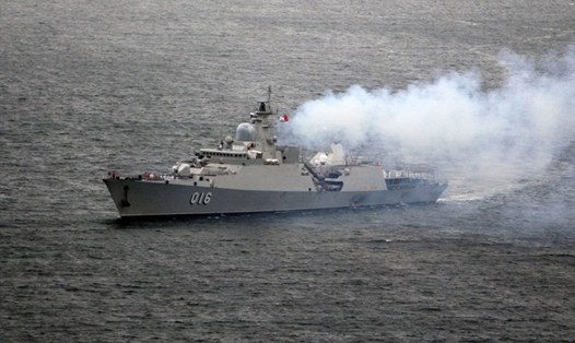 Tàu hộ vệ tên lửa 016-Quang Trung sẽ lần đầu thi đấu tại Army Games 2021. Trong ảnh: Tàu 016 tới Vladivostok dự lễ kỷ niệm lần thứ 323 của Hải quân Nga năm 2019. Ảnh: Hải quân Nga/Sputnik