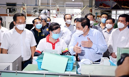Thủ tướng Phạm Minh Chính thăm công nhân lao động và kiểm tra công tác phòng chống dịch tại doanh nghiệp. Ảnh: K.Đ