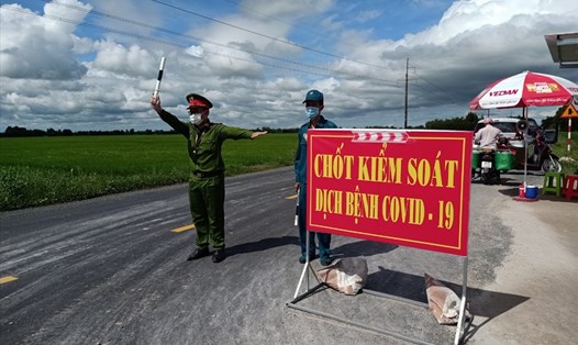 Sáng 11.7, huyện Phước Long, tỉnh Bạc Liêu đã thiết lập chốt kiểm soát dịch bệnh COVID-19 nhiều nơi. Ảnh: Nhật Hồ