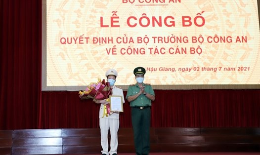Thiếu tướng Bùi Văn Quyền trao quyết định bổ nhiệm cho đại tá Nguyễn Văn Thắng. Ảnh: VGP