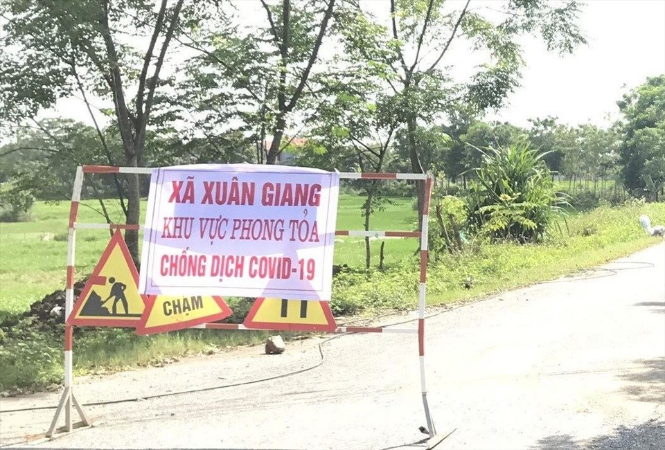 Cách ly tạm thời toàn bộ xã Xuân Giang, huyện Thọ Xuân (Thanh Hóa) sau khi ghi nhận 1 ca mắc COVID-19. Ảnh: T.P