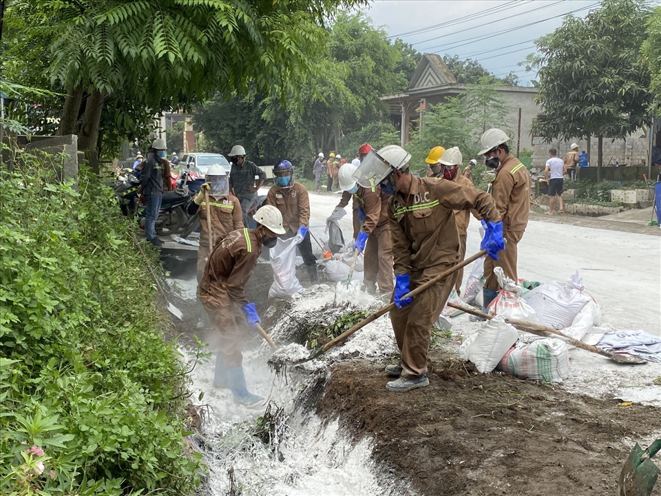 Xe bồn kéo rơ-móc bị lật đổ khiến axit trong bồn xe bị tràn ra ngoài. Ảnh: CTV