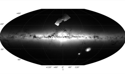 Hình ảnh toàn cảnh Dải Ngân hà. Phía trên cùng là cụm sao cầu Palomar 5 cùng 2 chiếc đuôi dài hơn 22.800 năm ánh sáng. Ảnh: Đại học Barcelona