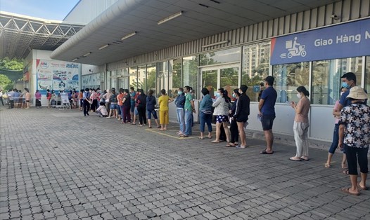 Người dân xếp hàng dài trước cổng siêu thị chờ tới lượt mua đồ sáng 11.7. Ảnh: Hà Anh Chiến