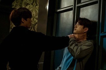 Ji Sung và Jinyoung (GOT7) trong phim. Ảnh: Still Cắt phim.
