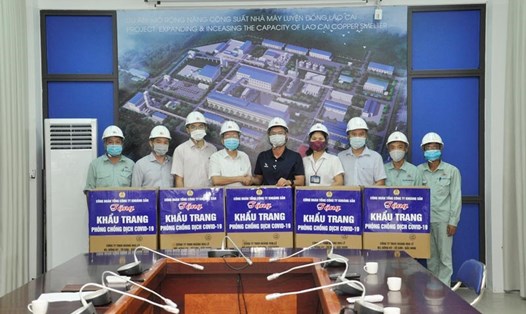 Công đoàn Tổng công ty Khoáng sản - TKV (Vimico) đã trao tặng 62.500 khẩu trang y tế cho người lao động tại một số đơn vị đứng chân tại tỉnh Lào Cai và Cao Bằng. Ảnh: TKV