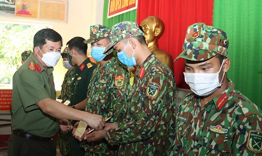Đại tá Đinh Văn Nơi trong lần thăm hỏi, tặng quà lực lượng quân đội, công an làm nhiệm vụ phòng chống dịch COVID-19 trên biên giới. Ảnh: CA tỉnh An Giang