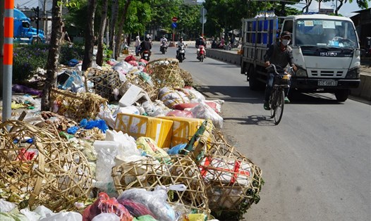 Bãi rác lấn gần hết nửa phần đường dẫn cầu vượt Gò Dưa (Thành phố Thủ Đức, TPHCM).  Ảnh: Minh Quân