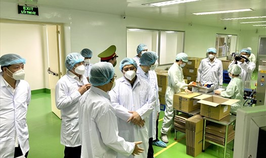 Thủ tướng Phạm Minh Chính đến thăm và làm việc tại Công ty CP Dược phẩm Savipharm tại khu chế xuất Tân Thuận (quận 7, TPHCM).   Ảnh: Cao Thanh Hùng
