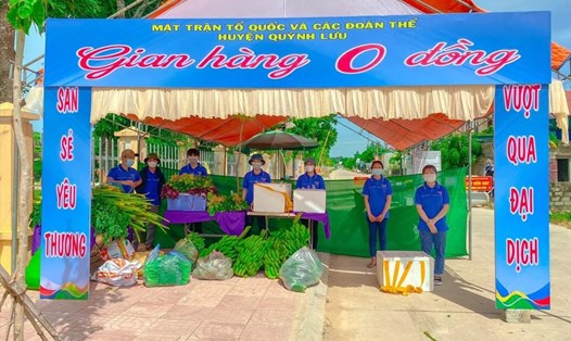 Gian hàng 0 đồng do MTTQ và các đoàn thể huyện Quỳnh Lưu (Nghệ An) tổ chức hỗ trợ người dân xã Quỳnh Lâm. Ảnh: NK
